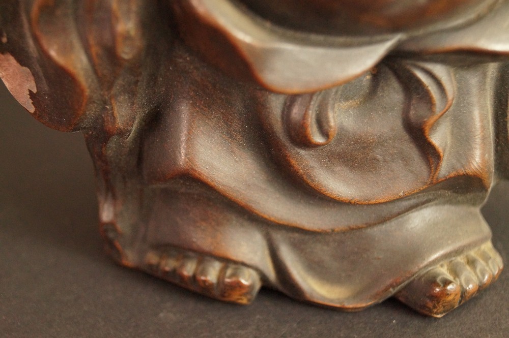 Figure de Hotei en céramique de Bizen gros plan motif du pied 2