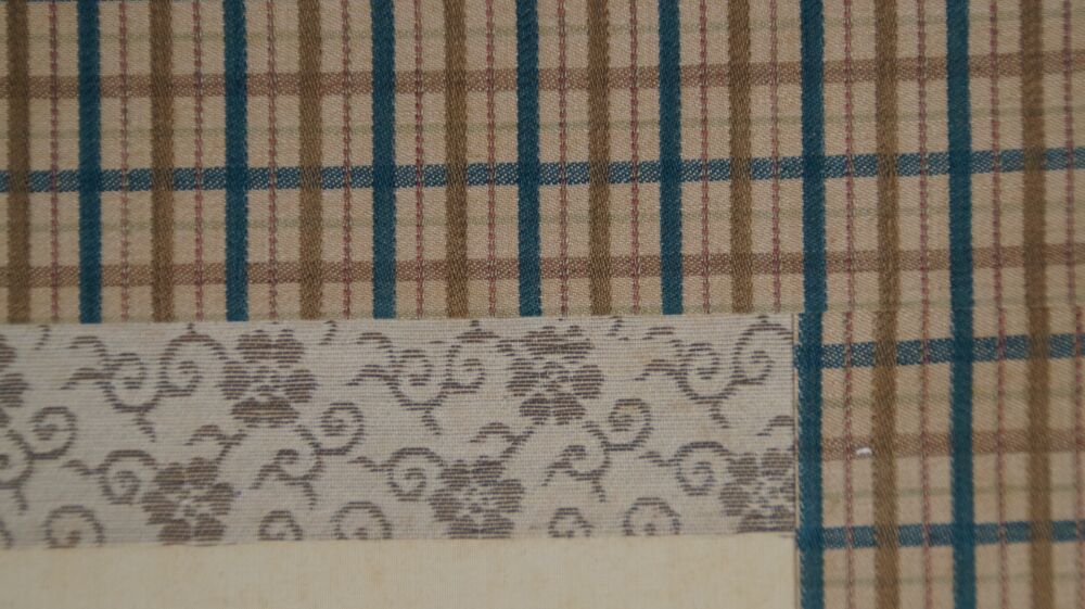 Vue détaillée du montage en soie à motifs à carreaux avec bordure crème du Kakemono Jeune femme devant son armoire à kimono