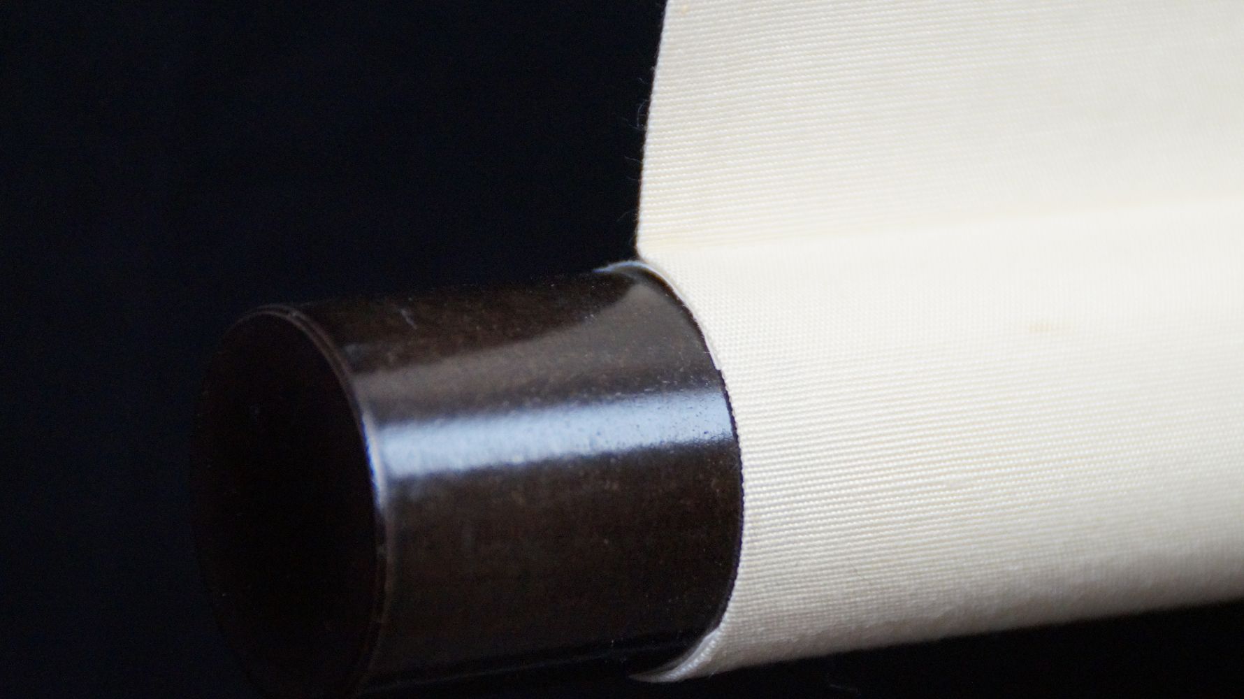 Detailansicht des Rollenendes mit dunklem Knauf und cremefarbener Stoffummantelung des Kakemono Zwei Voegel auf einem Baum
