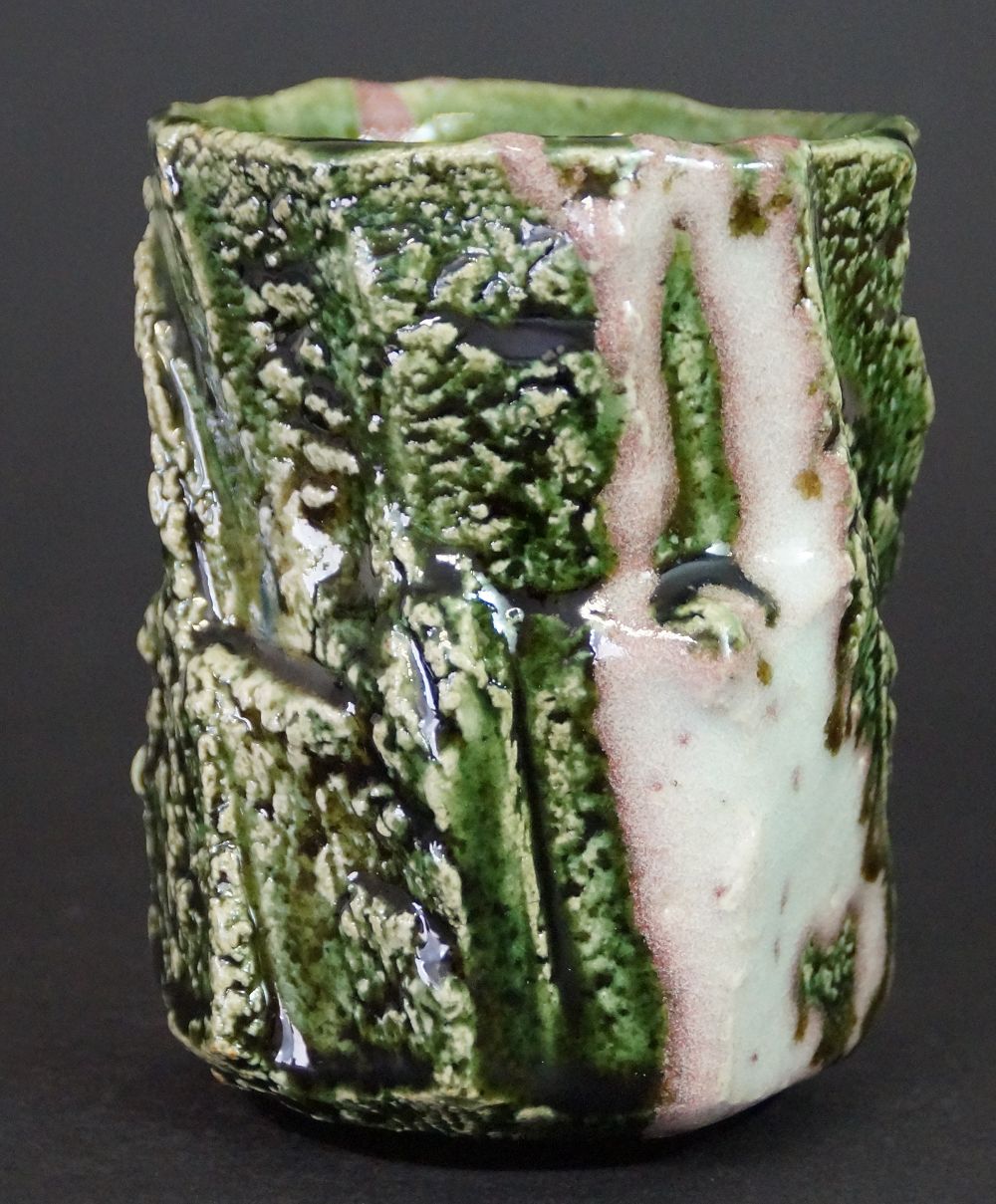 Weitere Ansicht der Yunomi Tee-Schale aus Oribe-Keramik mit genarbter gruener Glasur