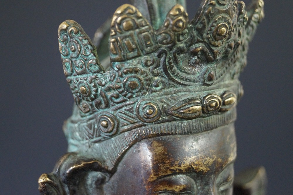 Figura cinese di Buddha in bronzo primo piano del motivo 3