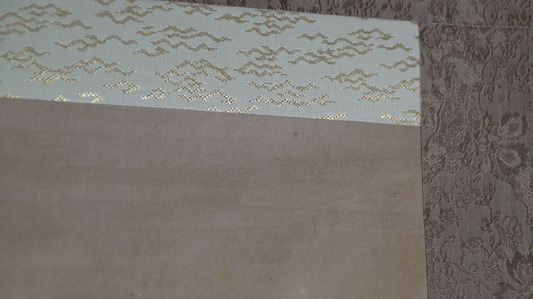 Detailansicht der Rollbildschnuere und der cremefarbenen Brokatmontierung mit Wellenmuster des Kakemono Zwei Voegel auf einem Baum