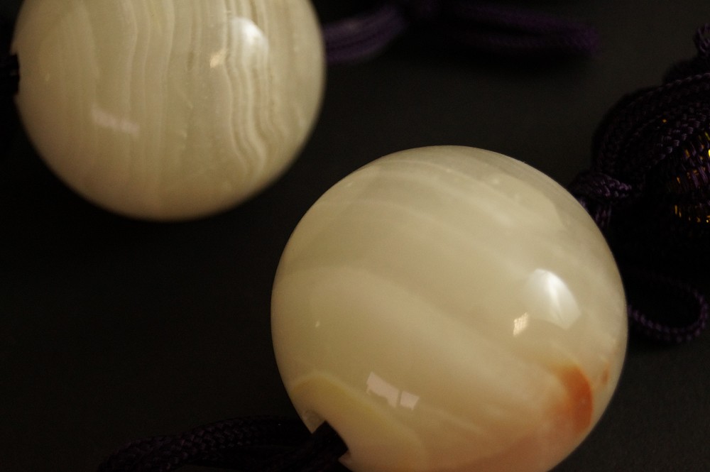 Fuchin Weisser Onyx Naturstein Quaste Lila Nahaufnahme