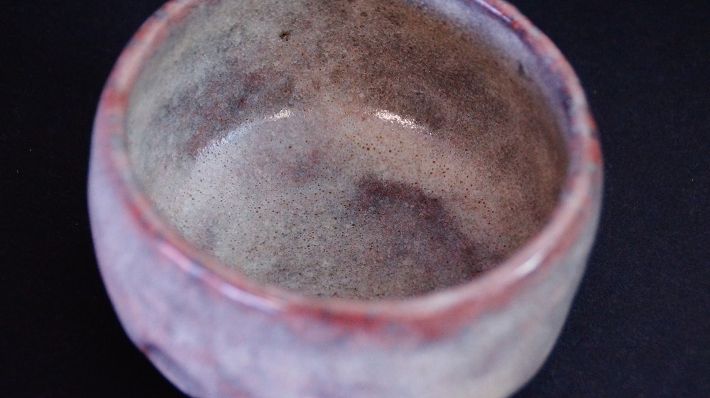 Blick von oben in den Chawan mit erdfarbener Glasur im Inneren von Kaihatsu Bunmei