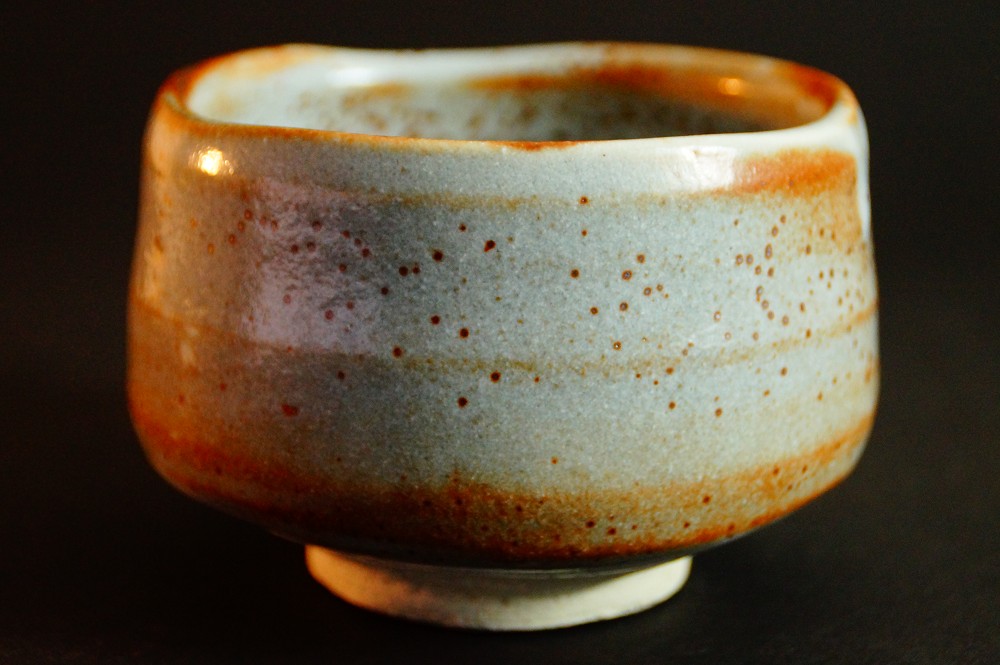 Chawan Teeschale aus Shino-Keramik von Seizan Seitenansicht 3