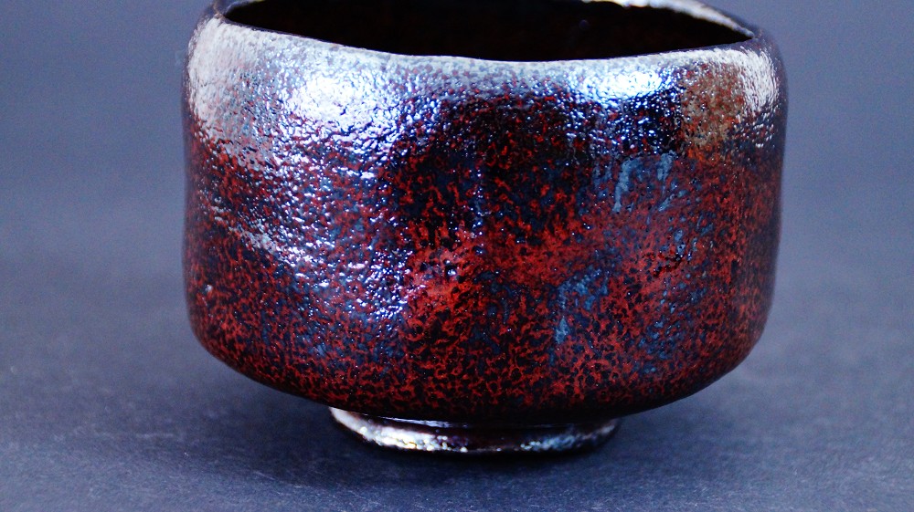 Nahaufnahme des unregelmaessig geformten Lippenrandes der Chawan aus Raku-Keramik von Shoraku Sasaki