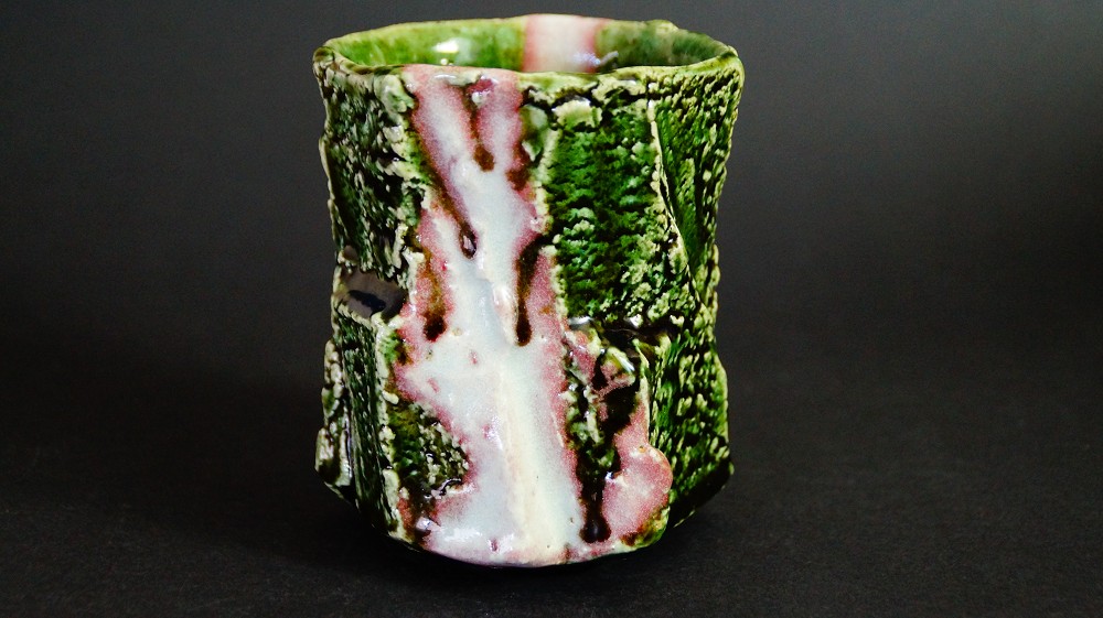 Cuenco de té yunomi de cerámica Oribe de Kawachi Hidetoshi vista lateral 2