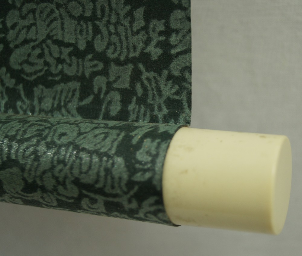 Landschaft mit Wasserfall und Floessern Nahaufnahme des Rollenendes Jikusaki Rollendetail