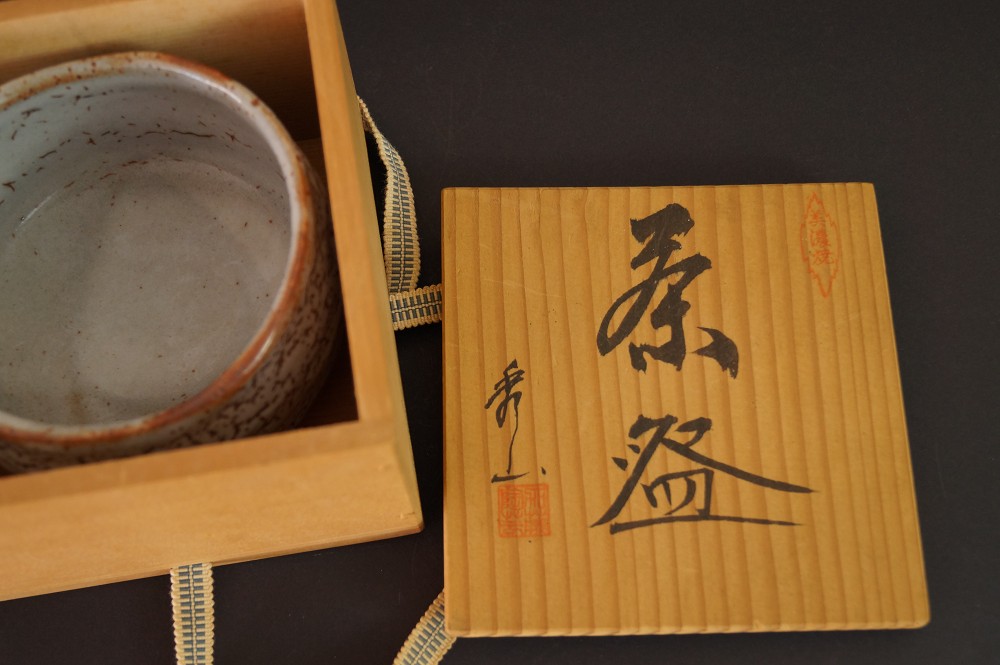 Chawan Shino par Shuzo Kato dans sa boîte de rangement