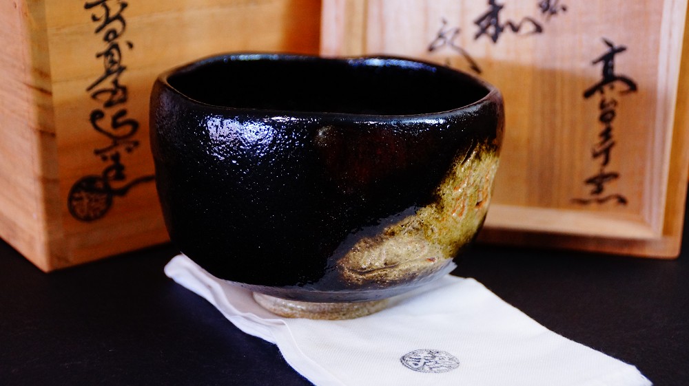 Chawan de cerámica Raku por Yoko Meido vista frontal con caja de conservación 2