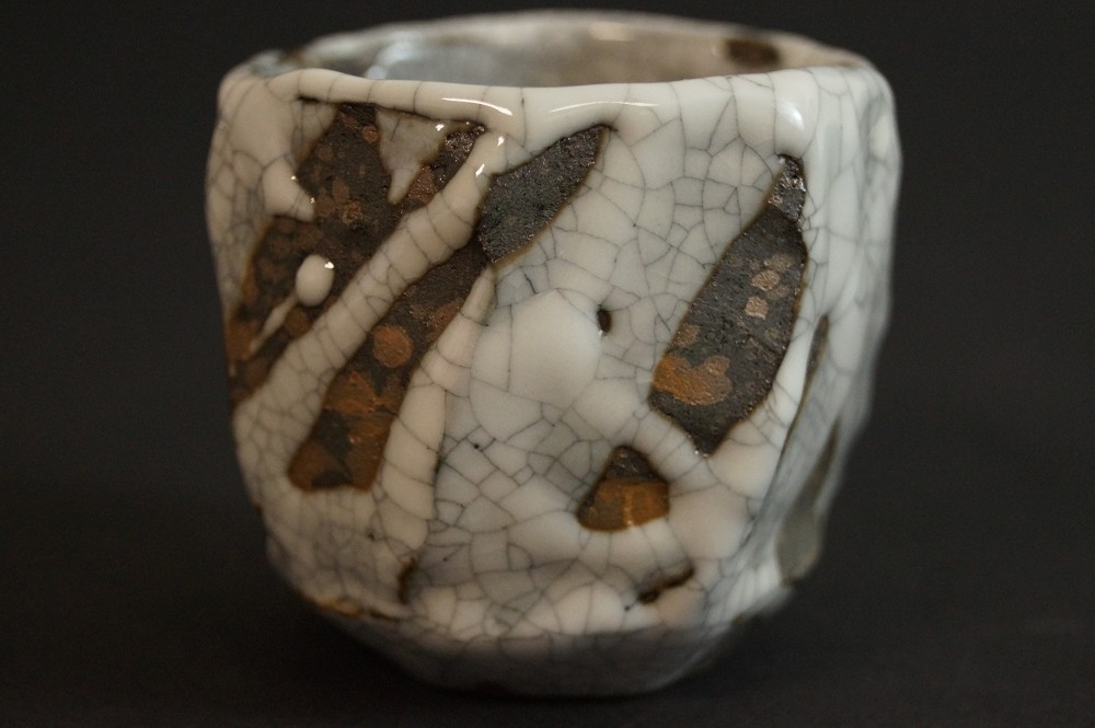 Guinomi in ceramica Shino di Bunga Yamamoto vista frontale