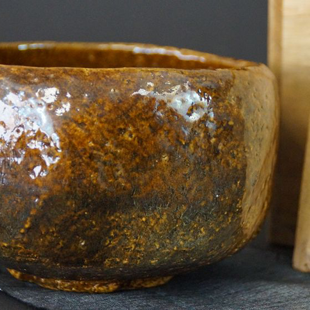 Chawan Teeschale aus Raku-Keramik von Sosei Heian in der Gesamtansicht mit brauner Glasur