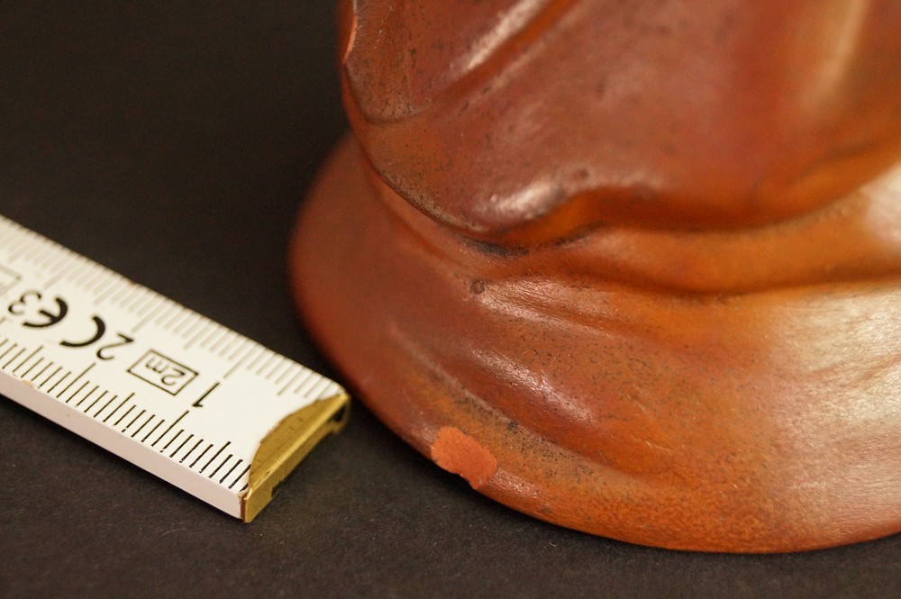 Bodhidharma Daruma Figur aus Bizen Keramik Sockel Nahaufnahme 1