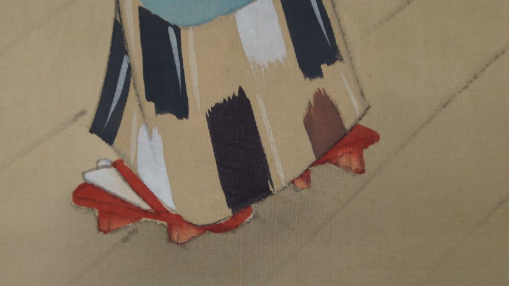 Nahaufnahme des gemusterten Kimonosaums mit Fuessen und roten Sandalen im Kakemono Schoenheit im Kimono