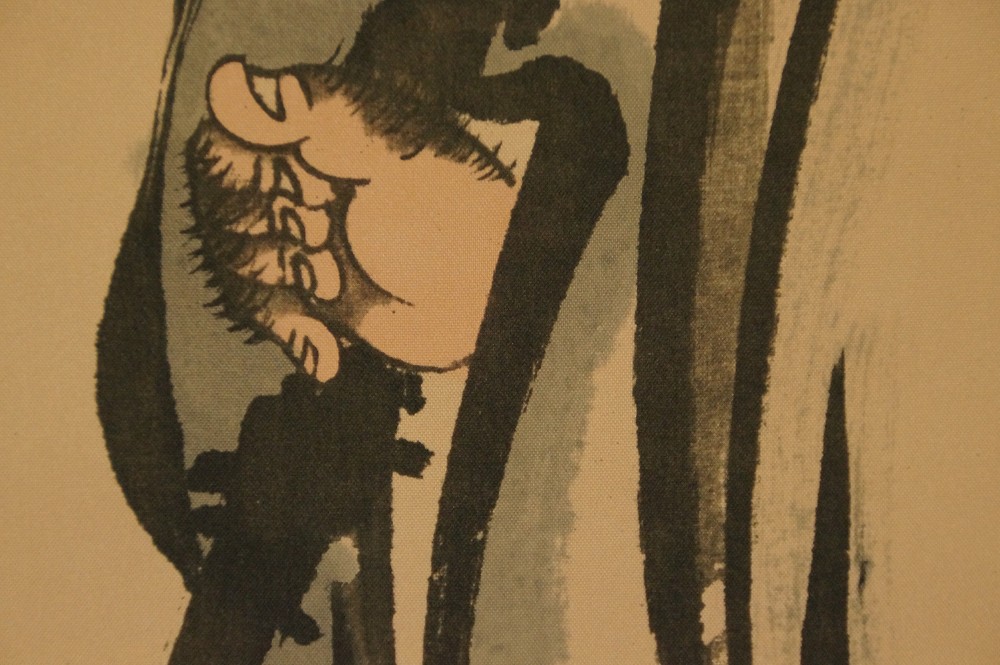 Nahaufnahme der Hand von Bodhidharma am hoelzernen Stab
