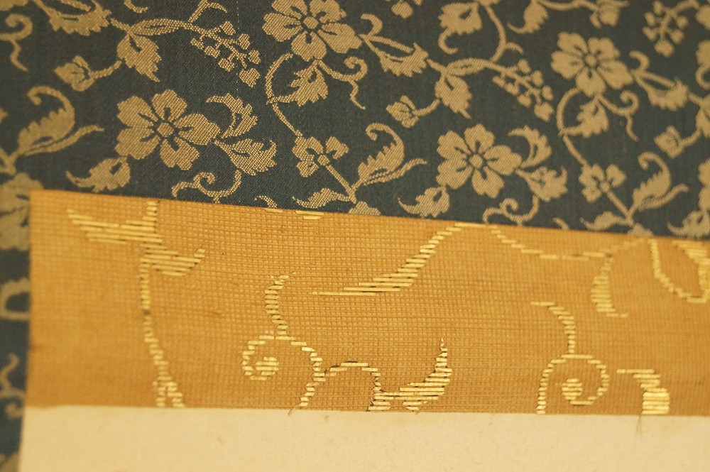 Blaue Brokatmontierung mit goldenem Blumenmuster Montierungsdetail 2