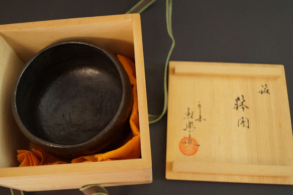 Chawan en céramique Raku par Shoraku Heian Chawan dans sa boîte de conservation