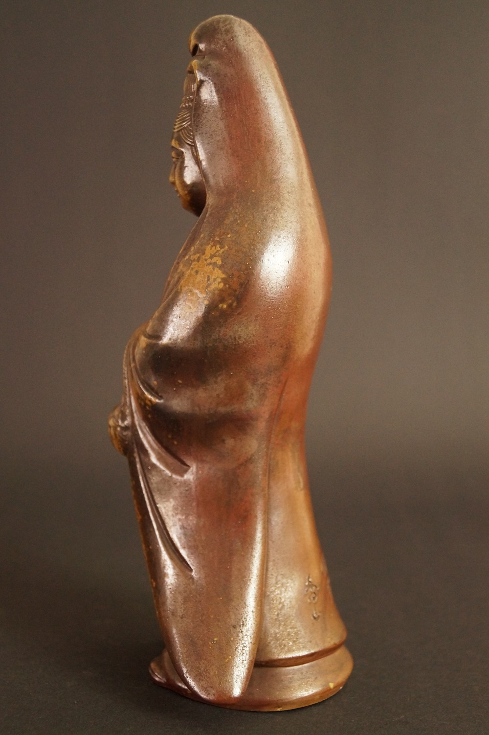 Kannon Figur aus Bizen Keramik von Shibaoka Tsukuru Seitenansicht 3 im vollen Profil