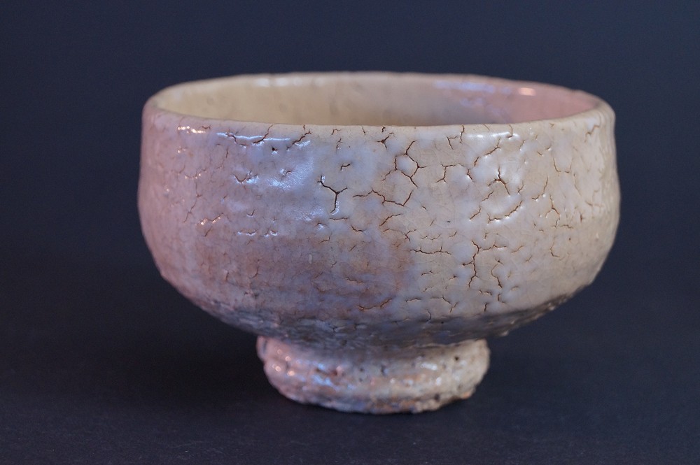 Weitere Seitenansicht des Chawan mit rosa- bis cremefarbener Glasur
