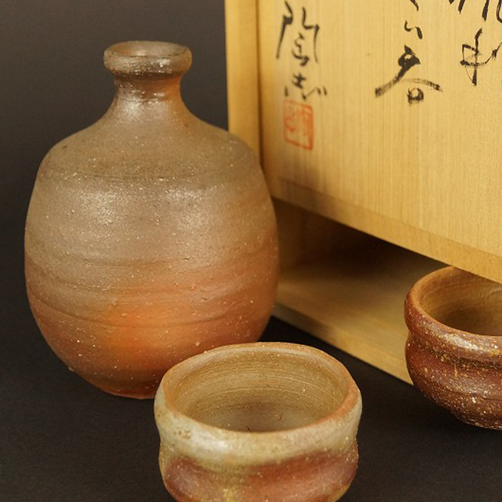 Bizen Tokkuri-Set mit 2 Guinomi Motiv Nahaufnahme Vorschau