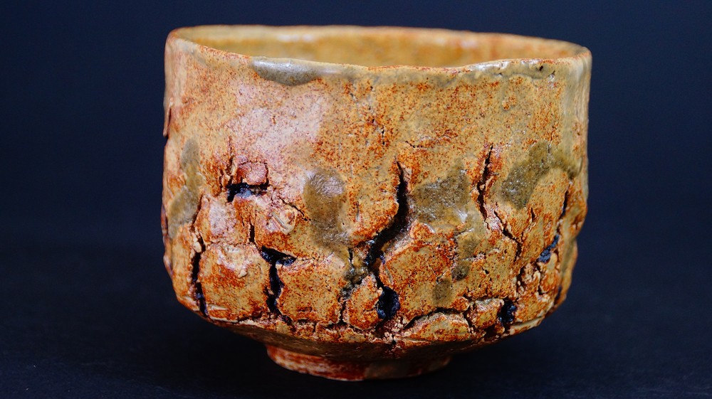 Weitere Seitenansicht der Chawan aus Seto-Keramik von Takamichi Kato mit unregelmaessiger, rissiger Wandung