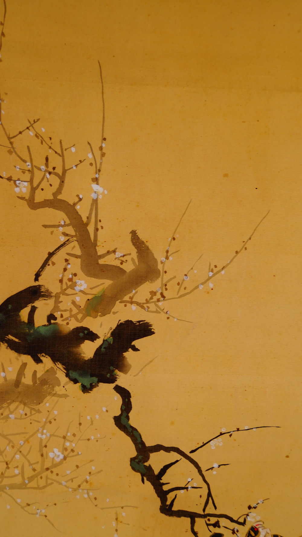 Primer plano de la rama de ciruelo en flor con pájaro negro en el kakemono de Otsuka Shunrei