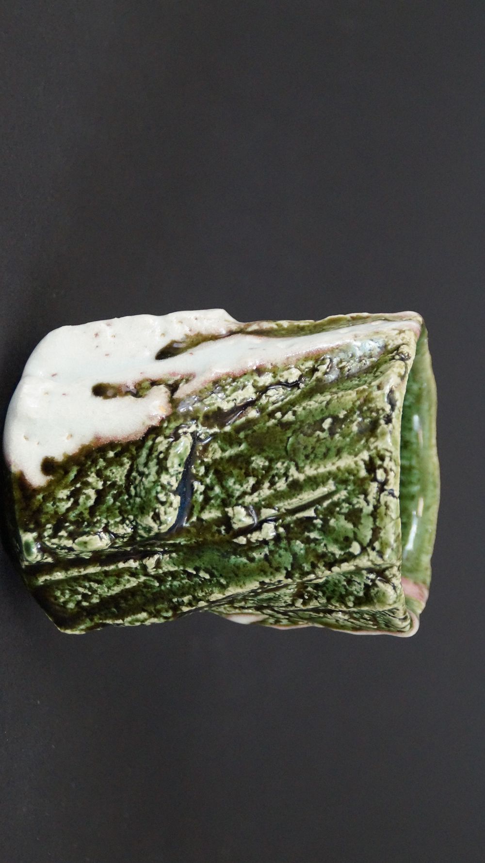 Weitere Ansicht der Yunomi Tee-Schale aus Oribe-Keramik mit gruener und weisser Glasurpartie