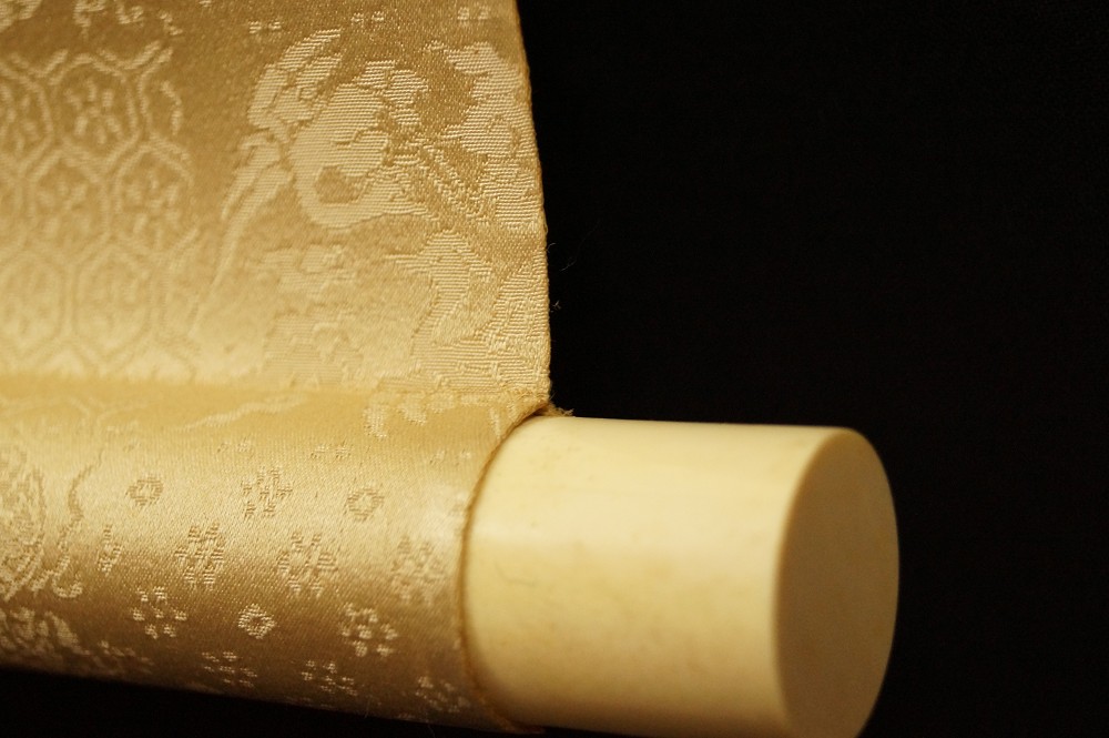 Kalligrafie Kalavinka Nahaufnahme des elfenbeinfarbenen Rollenendes Rollendetail