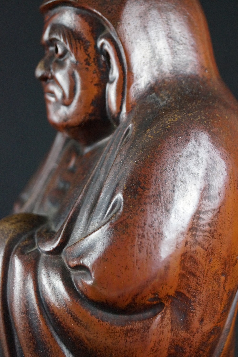 Bodhidharma Daruma weit geoeffnete Augen Bizen Keramik Gesicht Nahaufnahme 4