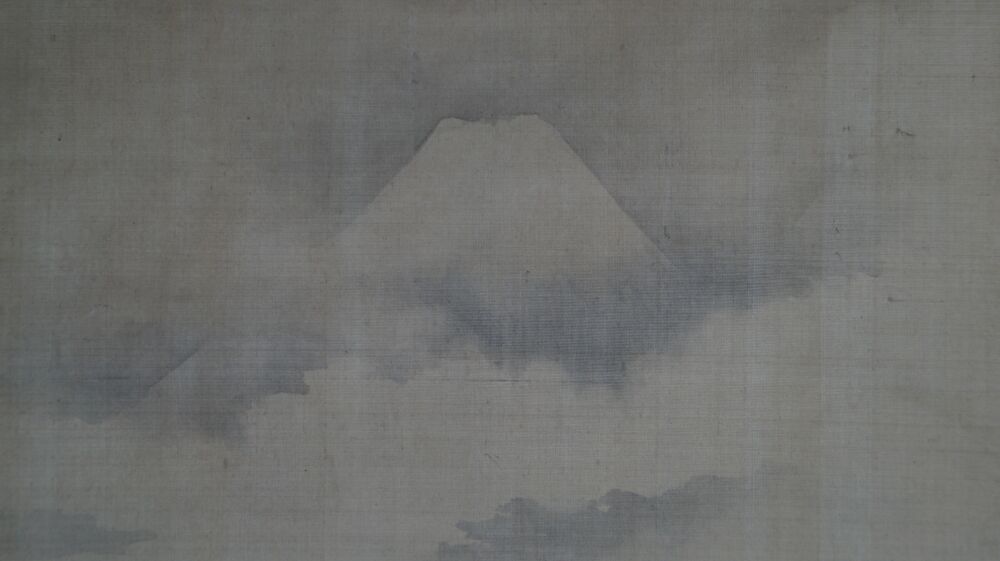 Ulteriore primo piano della vetta del Fuji sopra il mare di nuvole nel kakemono Fuji tra le vette avvolte dalle nuvole