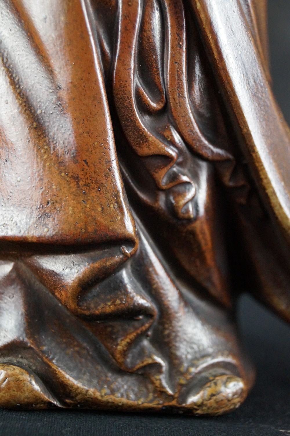 Kannon Figur Bizen Keramik Gewandfalten Nahaufnahme 5