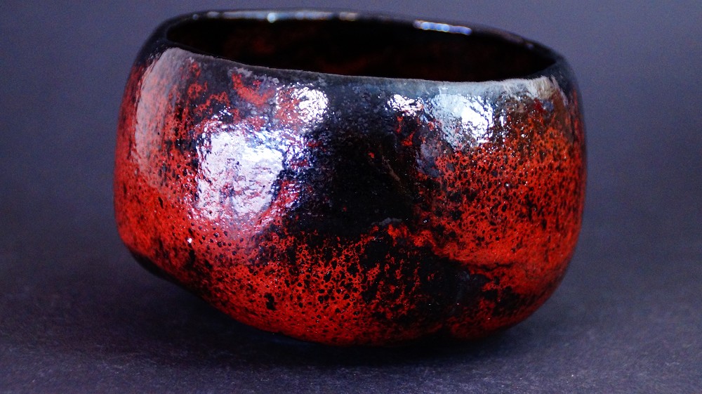 Chawan aus Kuro Raku Keramik von Shoraku Sasaki Frontalansicht