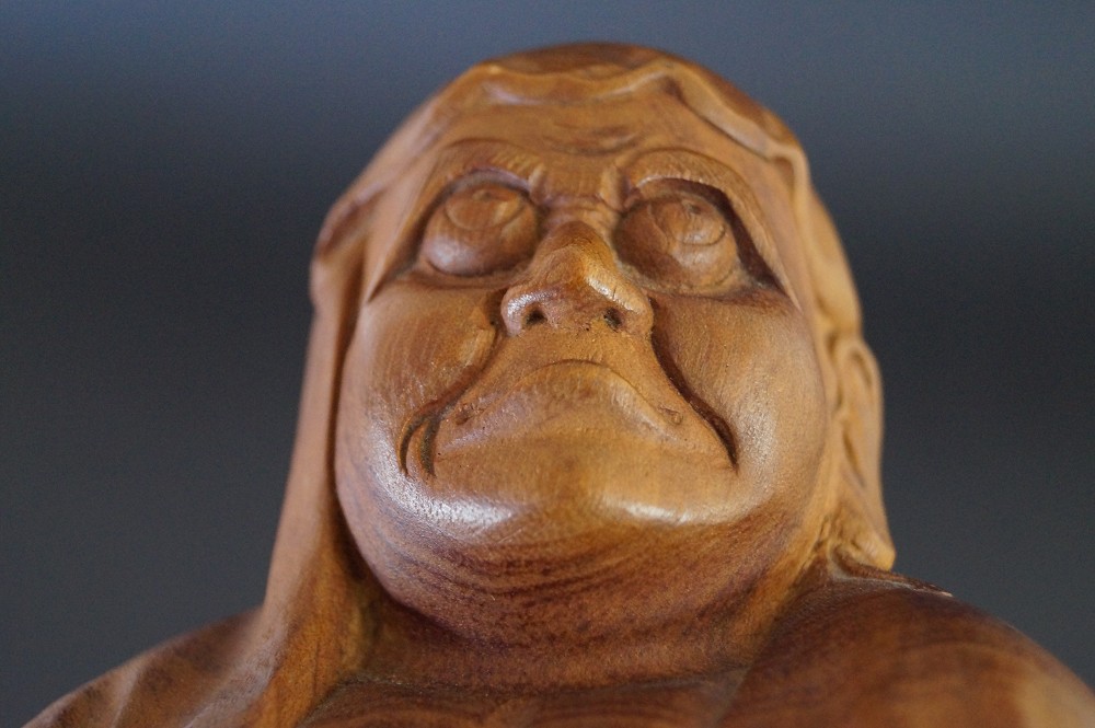 Statuette en bois de Bodhidharma Gros plan du visage 2