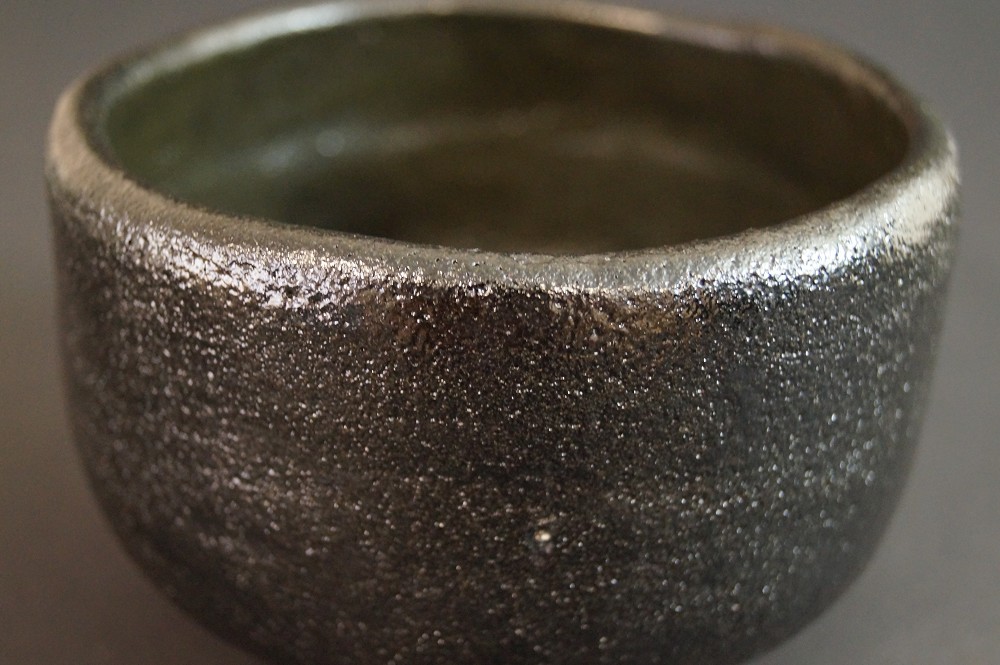 Chawan in ceramica Raku di Shien Takeda vista posteriore
