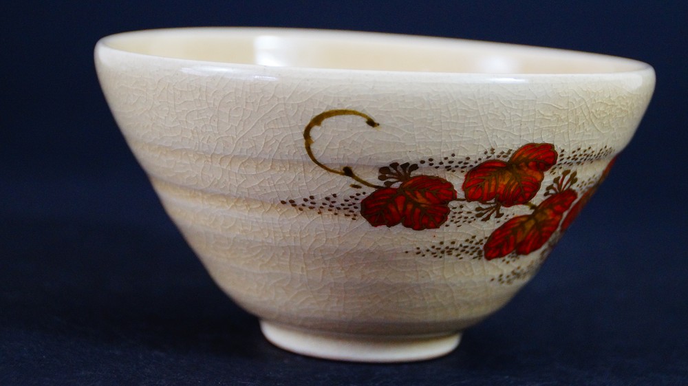 Weitere Seitenansicht der Chawan aus Satsuma-Keramik von Gyokusen Nozaki mit dem Ahornblatt-Motiv aus anderem Blickwinkel