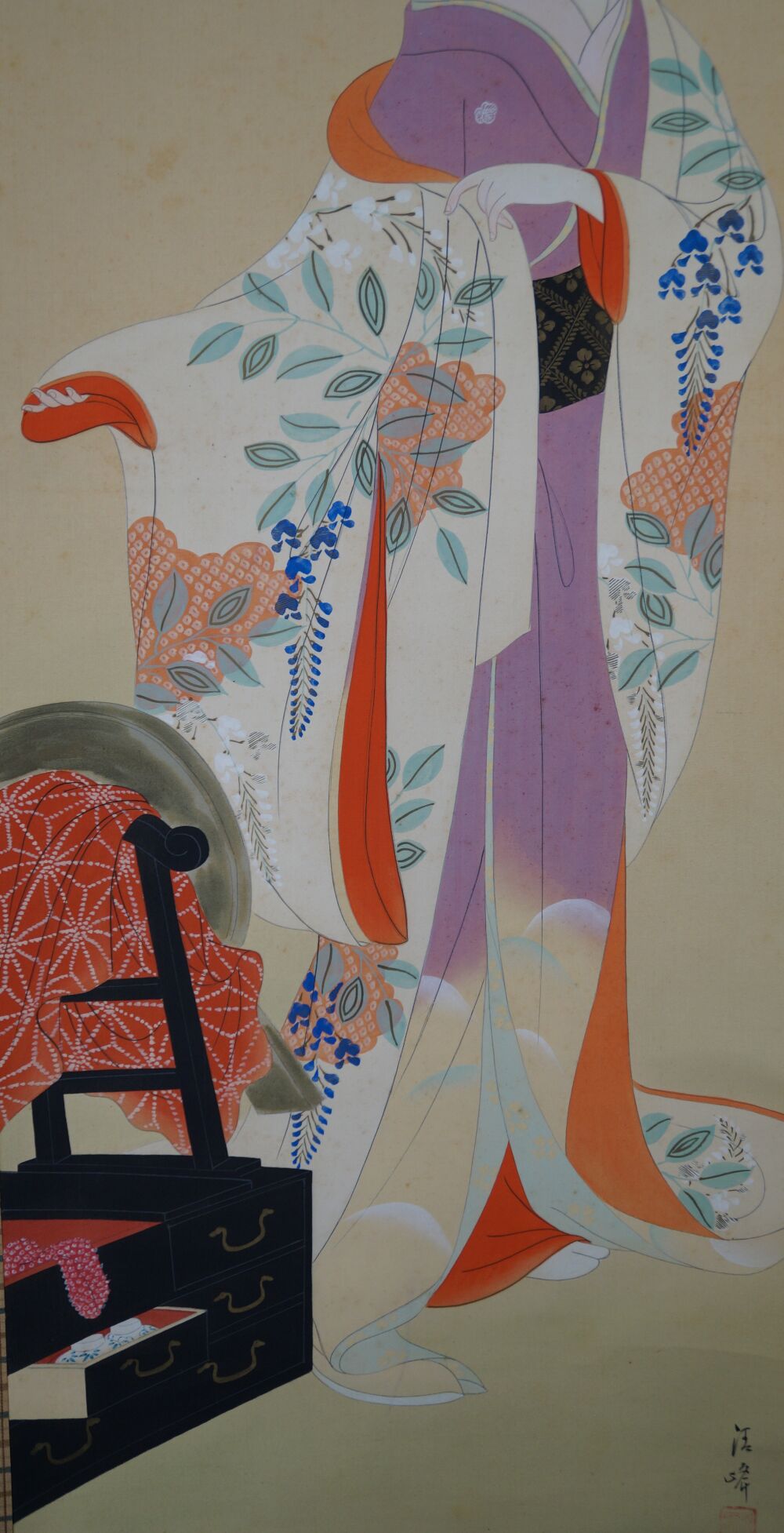 Autre vue du motif complet avec armoire à kimono, porte-miroir et jeune femme dans le Kakemono Jeune femme devant son armoire à kimono, sans encadrement