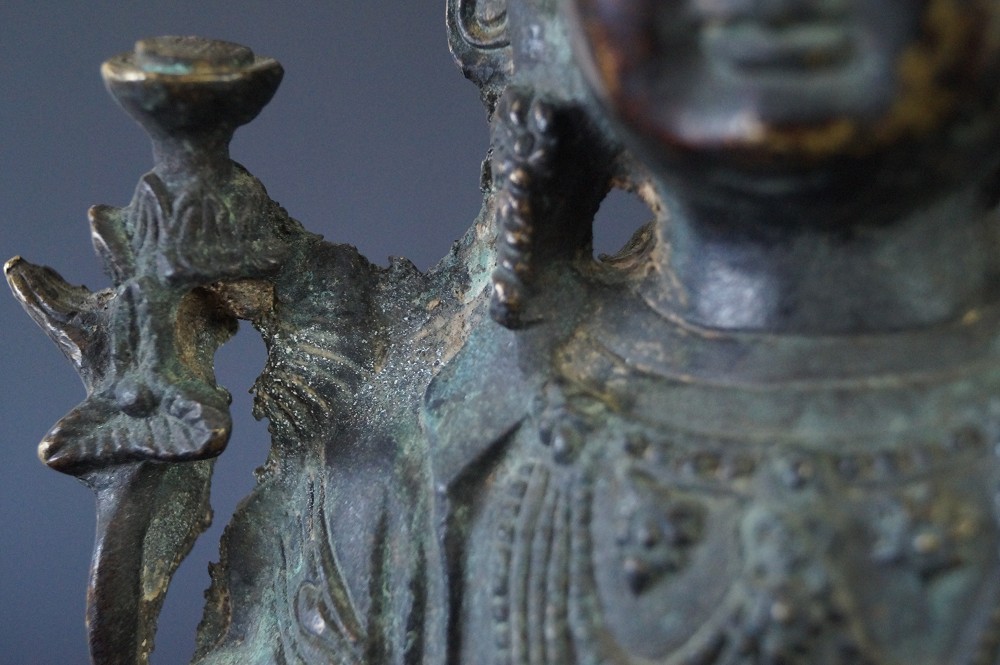 Statua cinese di Buddha in bronzo primo piano motivo 5