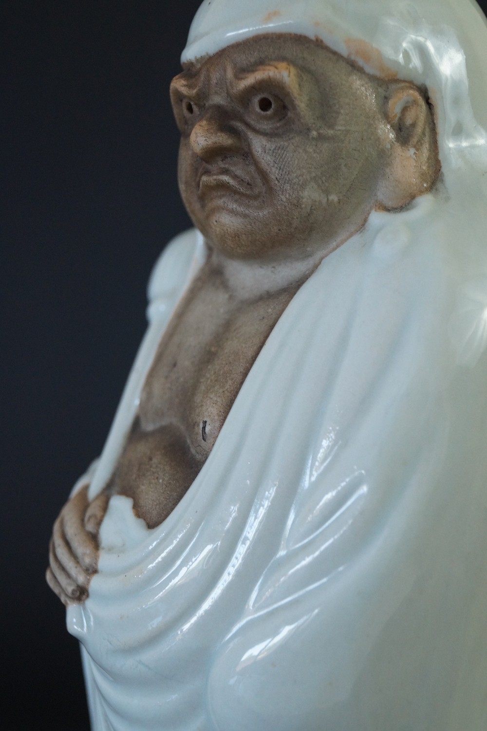 Japanische Bodhidharma Daruma Figur aus Kutani Porzellan Motiv Nahaufnahme 1