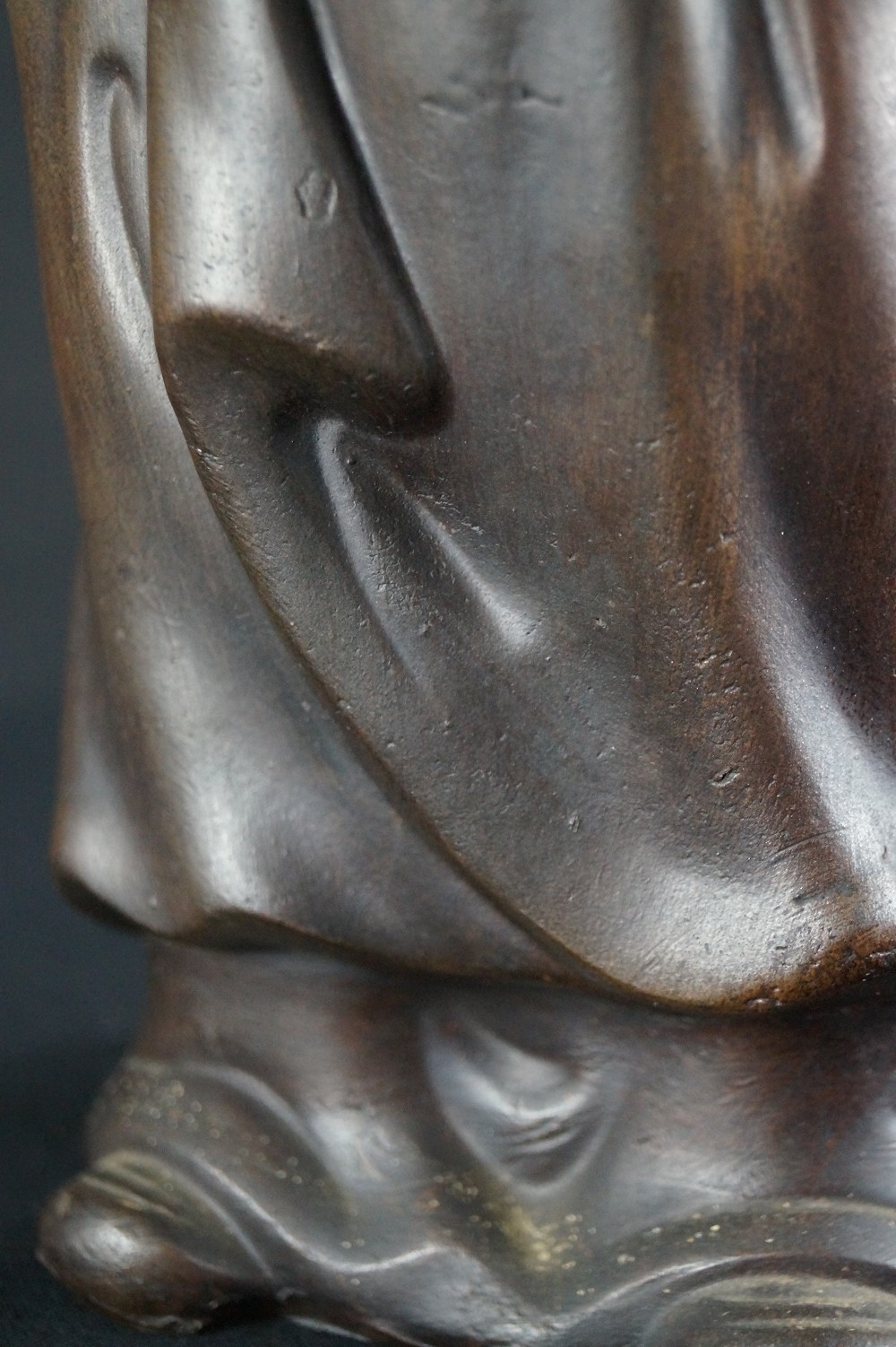 Bodhidharma Daruma nachdenklicher Blick Bizen Keramik Gewandfalten Nahaufnahme 5