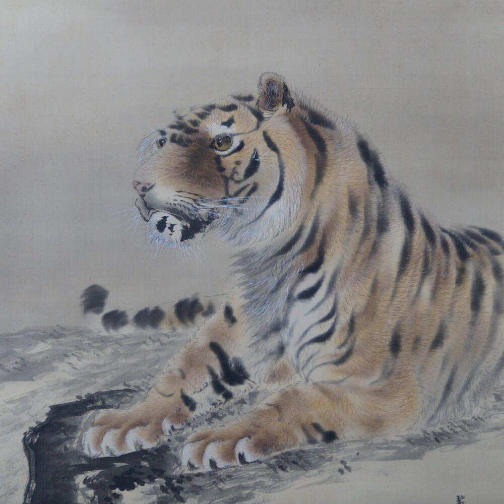 Gesamtmotiv des Kakemono Tiger auf Felsen mit Kuenstlersignatur, ohne Rahmung
