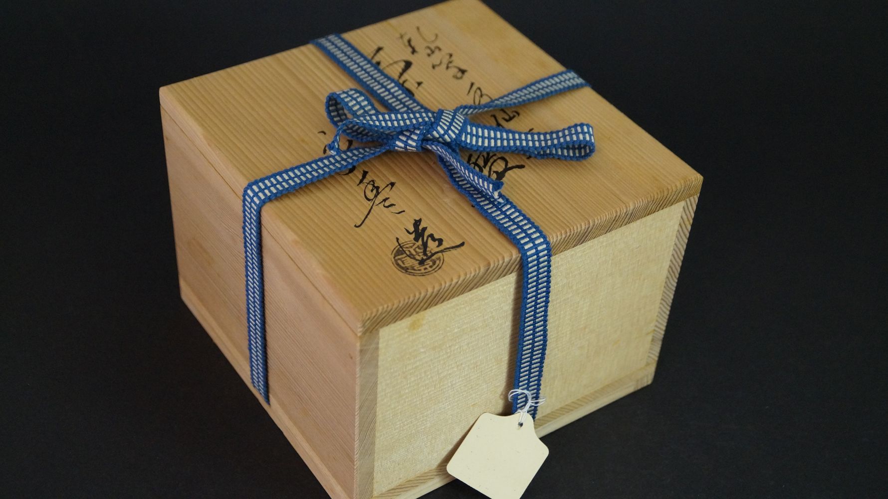 Geschlossene, mit blauem Band verschnuerte Aufbewahrungsbox der Chawan Teeschale aus Kyoto-Keramik