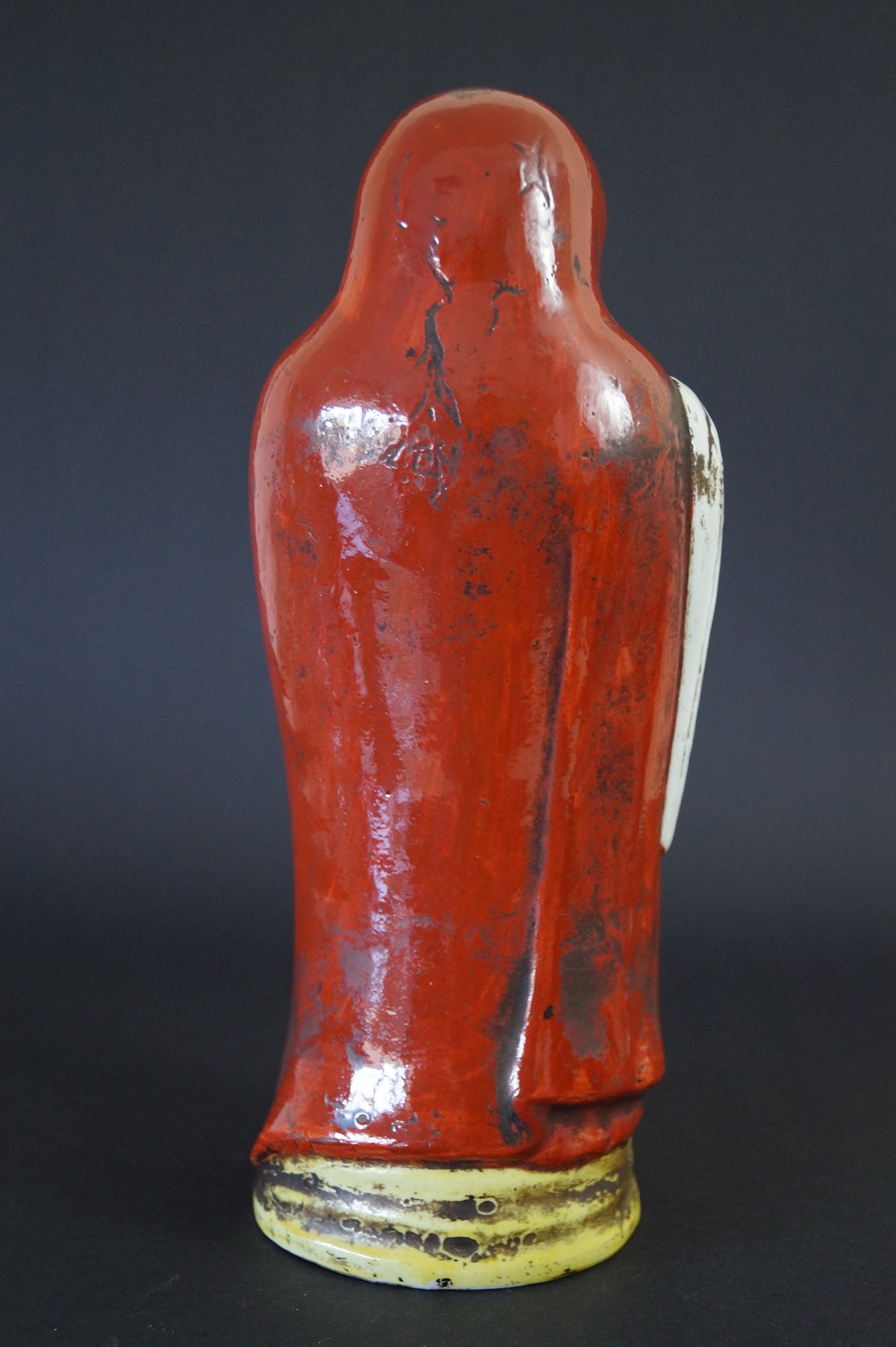 Bodhidharma Daruma Figur aus Kutani Porzellan Rueckansicht