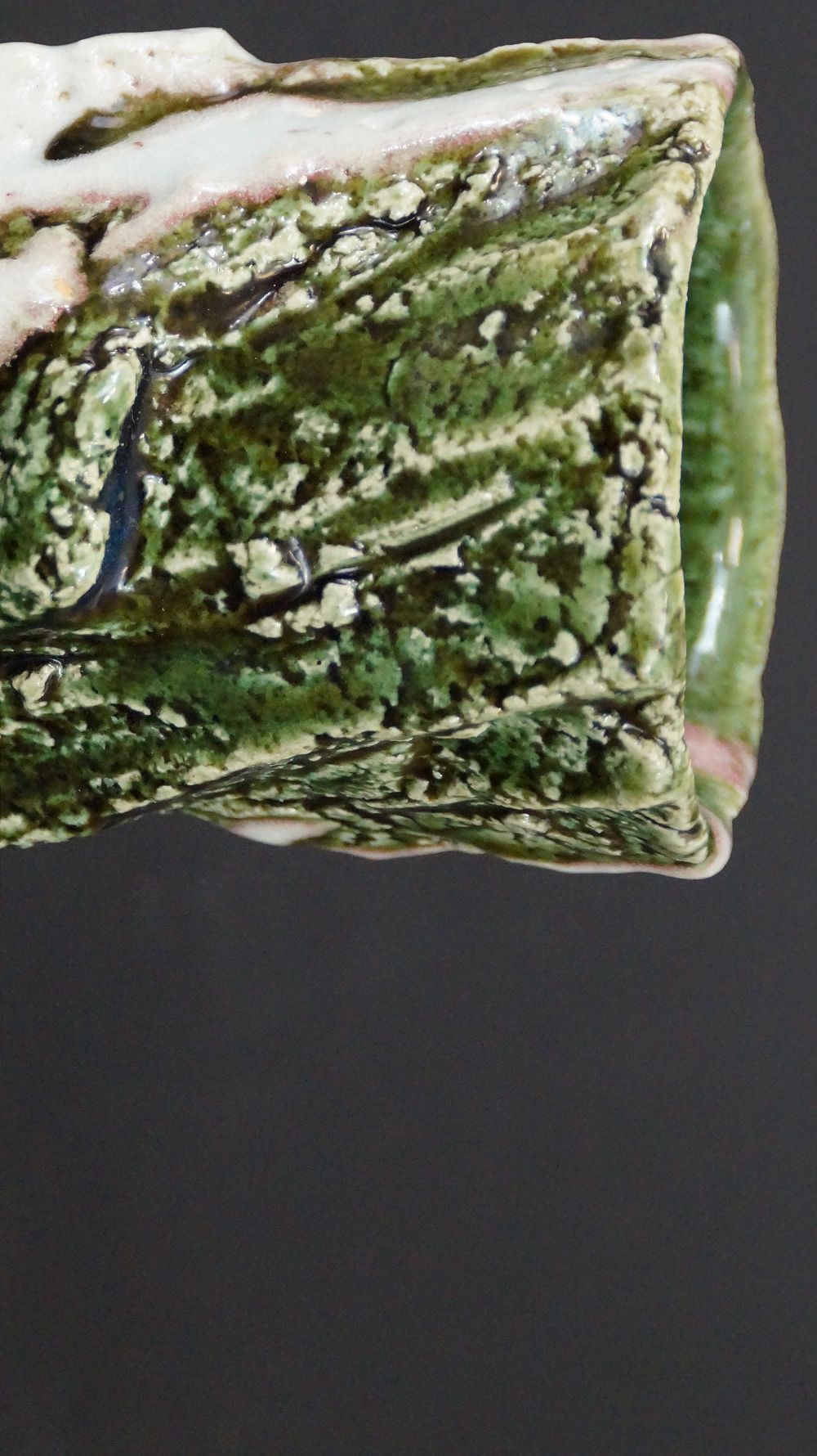Nahaufnahme des Randes mit genarbter gruener Glasur der Yunomi Tee-Schale aus Oribe-Keramik