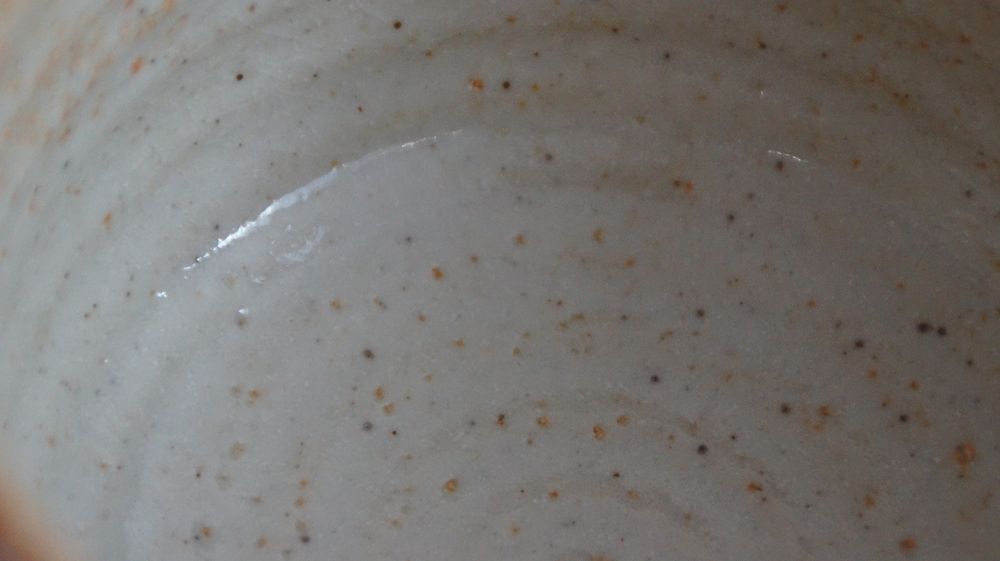 Weitere Nahaufnahme der cremeweissen Innenglasur der Chawan aus Shino-Keramik