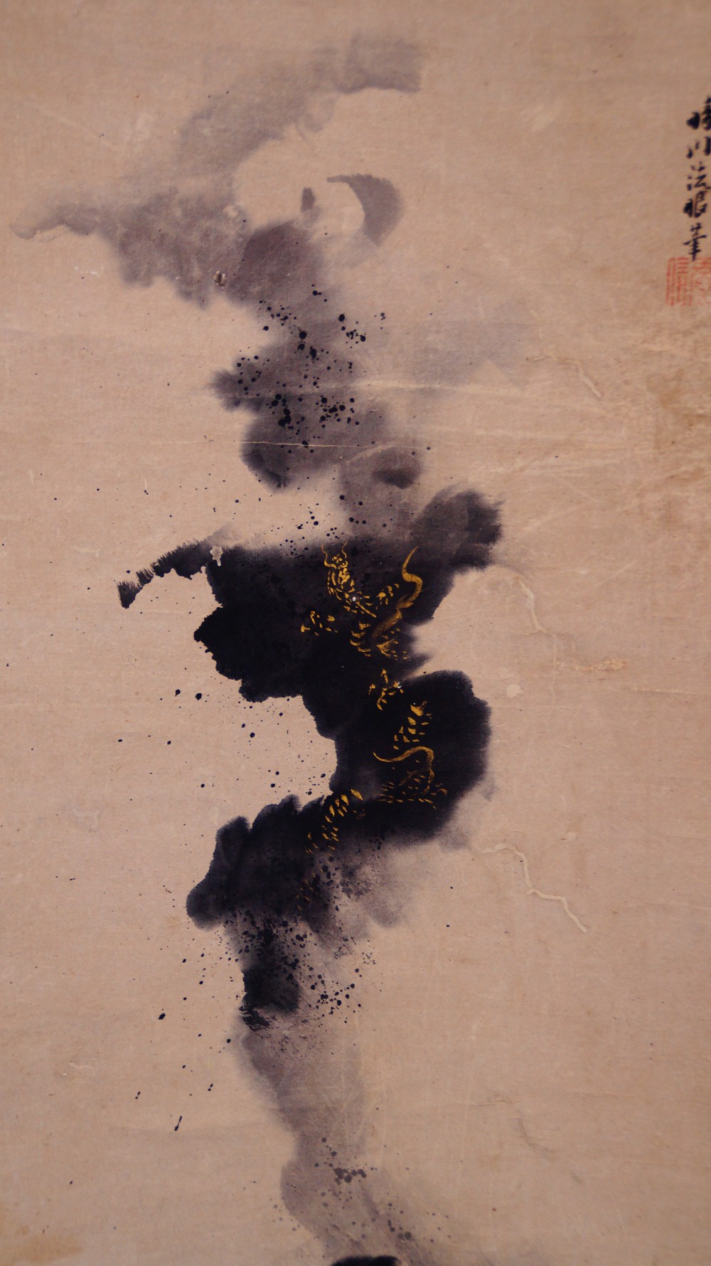 Goldener Drachenkoerper in den Tuschewolken neben der Signatur und dem roten Siegel, Kakemono der Kano-Schule