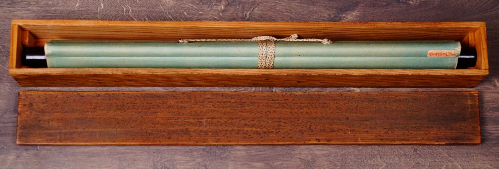Zusammengerolltes und mit Kordel verschnuertes Kakemono Karpfen unter dem Wasserfall von Takekawa Tomohiro in der geoeffneten Aufbewahrungsbox
