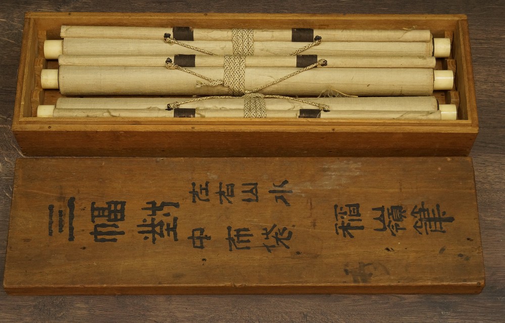 Paysage et Hotei kakemono roulé dans la boîte de conservation