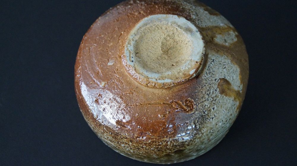 Detailansicht des Standfusses mit eingeritzter Signatur der Chawan Teeschale aus Shigaraki-Keramik