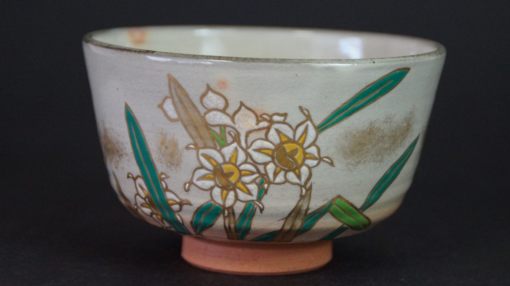 Weitere Ansicht der Chawan Teeschale aus Kyoto-Keramik mit gruenen Bambusblaettern