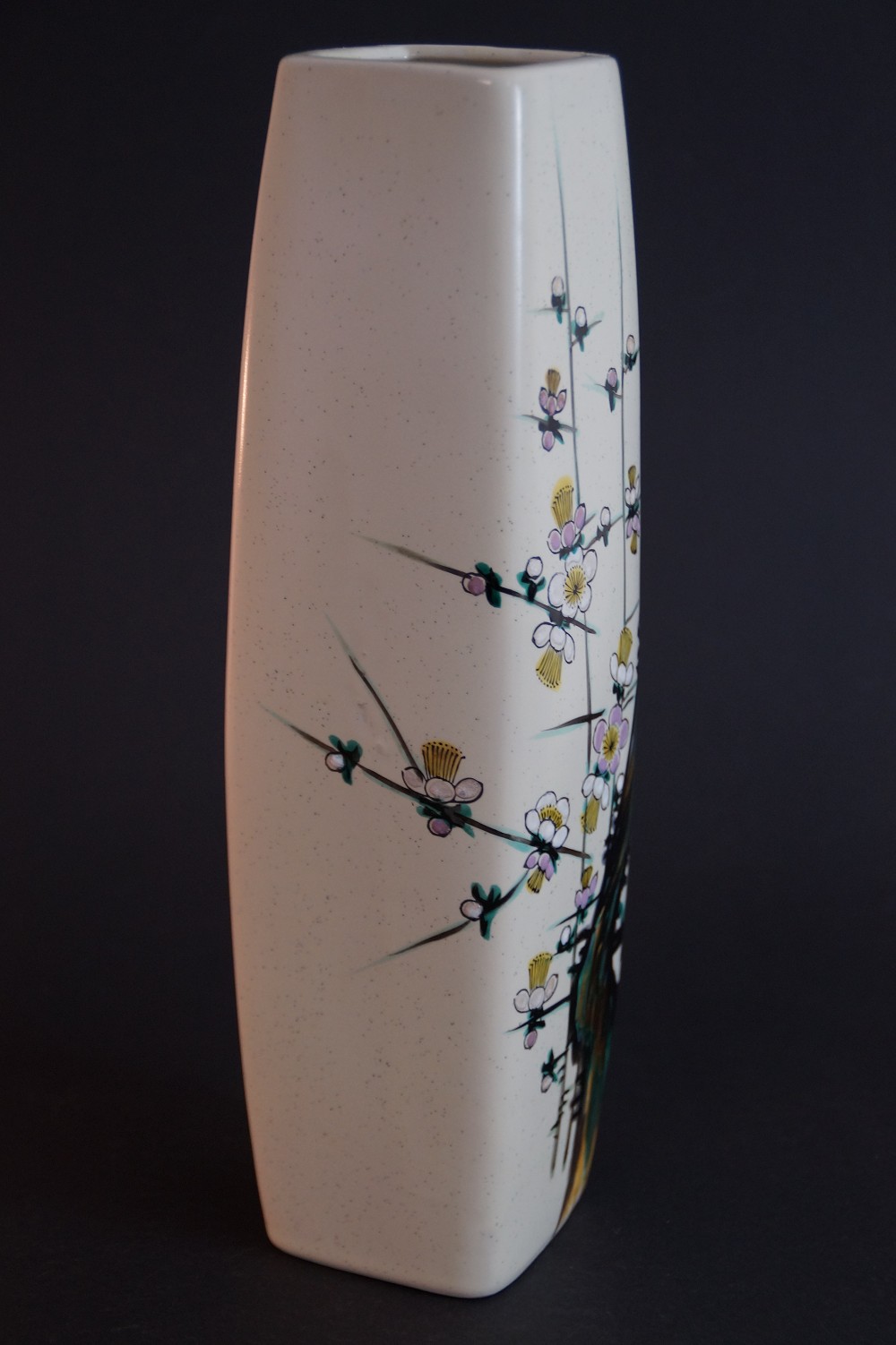 Kutani Vase mit Pflaumenblutenmotiv Seitenansicht